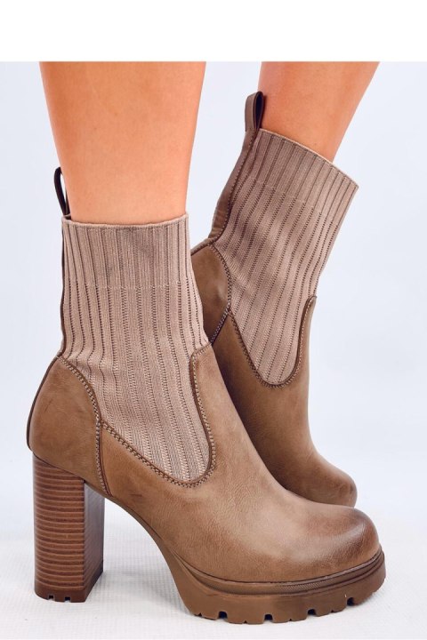 Botki na obcasie ze ściagaczem FAIRSY KHAKI - Inello Botki na obcasie ze ściagaczem FAIRSY KHAKI - Inello