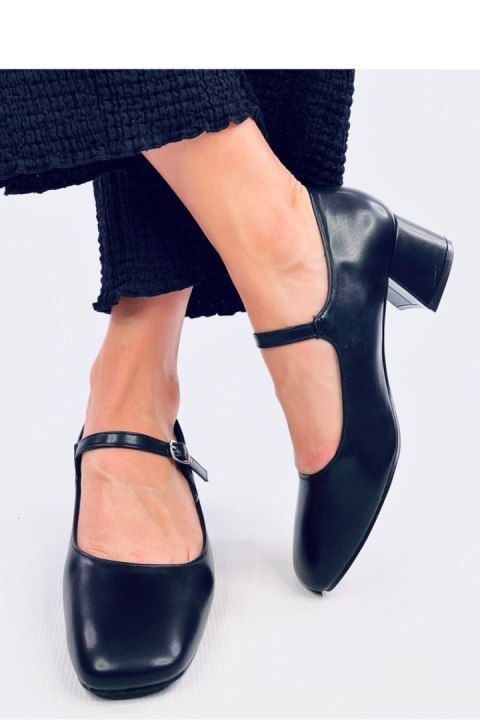 Czółenka na obcasie w stylu Mary Jane KELSEY BLACK - Inello Czółenka na obcasie w stylu Mary Jane KELSEY BLACK - Inello
