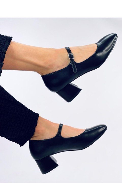 Czółenka na obcasie w stylu Mary Jane KELSEY BLACK - Inello Czółenka na obcasie w stylu Mary Jane KELSEY BLACK - Inello