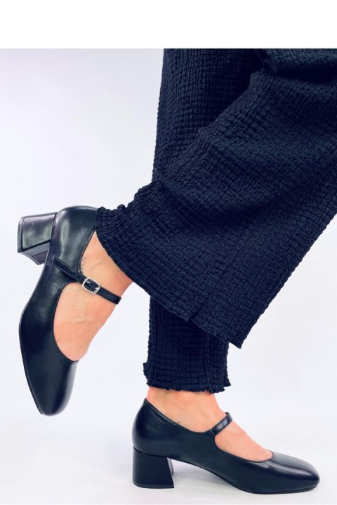 Czółenka na obcasie w stylu Mary Jane KELSEY BLACK - Inello Czółenka na obcasie w stylu Mary Jane KELSEY BLACK - Inello