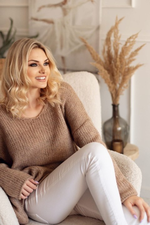 Sweter Damski Model 30080 Cappuccino - PeeKaBoo Sweter Damski Model 30080 Cappuccino - PeeKaBoo