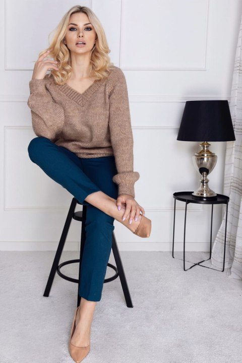 Sweter Damski Model 30083 Cappuccino - PeeKaBoo Sweter Damski Model 30083 Cappuccino - PeeKaBoo