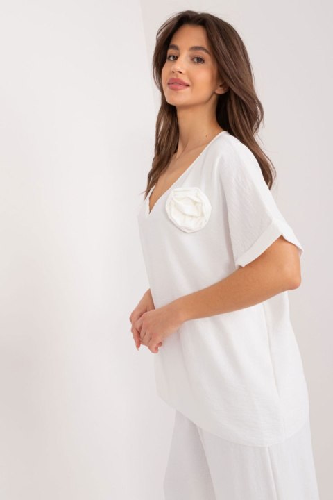 Bluzka Model DHJ-BZ-8368.02 Ecru - Italy Moda Bluzka Model DHJ-BZ-8368.02 Ecru - Italy Moda
