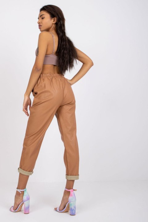Spodnie Damskie Model DHJ-SP-5058.35P Camel - Italy Moda Spodnie Damskie Model DHJ-SP-5058.35P Camel - Italy Moda