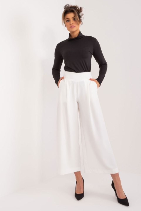 Spodnie Damskie Model DHJ-SP-7723.11 Ecru - Italy Moda Spodnie Damskie Model DHJ-SP-7723.11 Ecru - Italy Moda