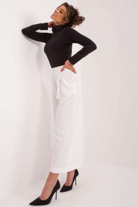 Spodnie Damskie Model DHJ-SP-7723.11 Ecru - Italy Moda Spodnie Damskie Model DHJ-SP-7723.11 Ecru - Italy Moda