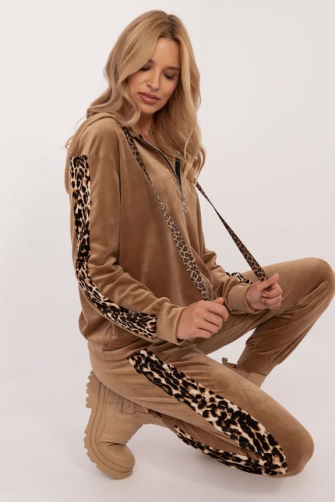 Spodnie Komplet Model DHJ-KMPL-9137.25 Camel - Italy Moda Spodnie Komplet Model DHJ-KMPL-9137.25 Camel - Italy Moda