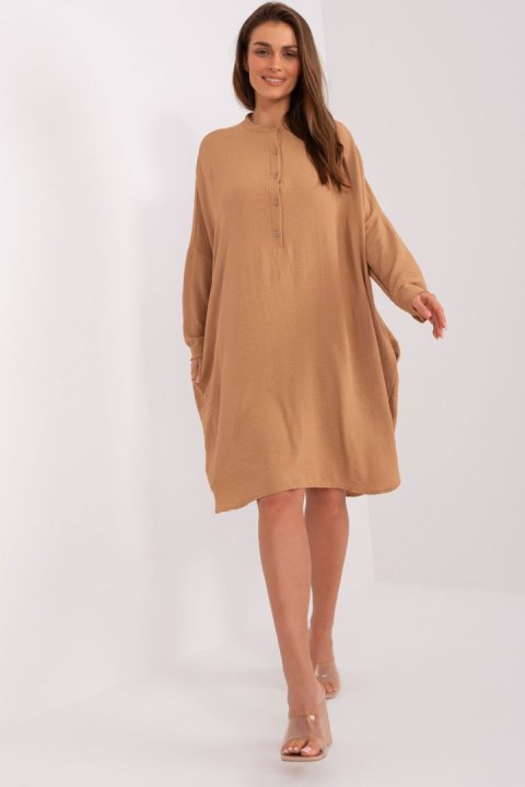 Sukienka Model DHJ-SK-15506A.94P Camel - Italy Moda Sukienka Model DHJ-SK-15506A.94P Camel - Italy Moda