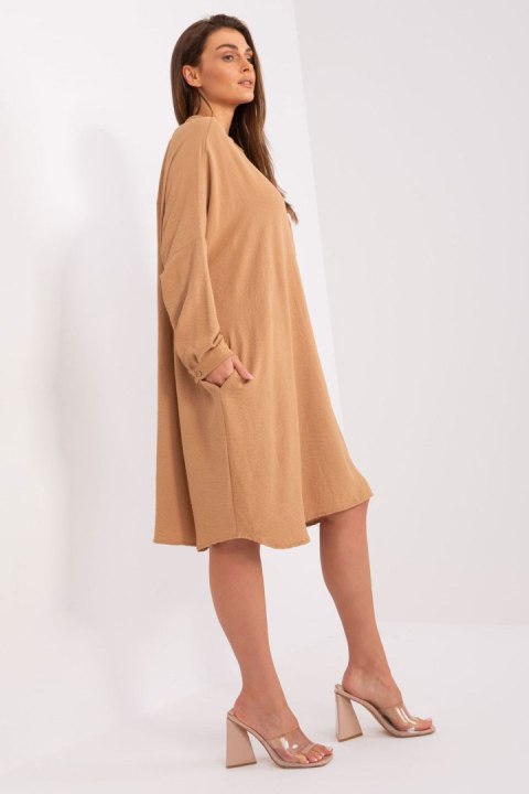 Sukienka Model DHJ-SK-15506A.94P Camel - Italy Moda Sukienka Model DHJ-SK-15506A.94P Camel - Italy Moda
