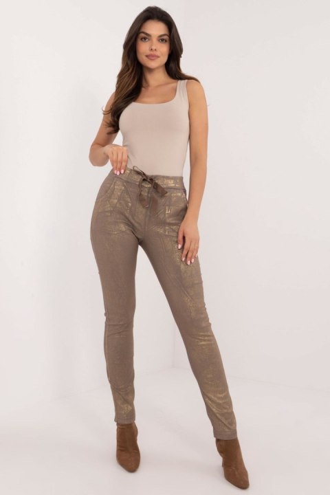 Spodnie Damskie Model DHJ-SP-21258.32 Dark Beige - Italy Moda Spodnie Damskie Model DHJ-SP-21258.32 Dark Beige - Italy Moda