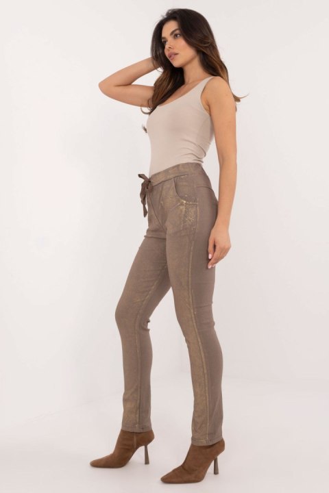 Spodnie Damskie Model DHJ-SP-21258.32 Dark Beige - Italy Moda Spodnie Damskie Model DHJ-SP-21258.32 Dark Beige - Italy Moda