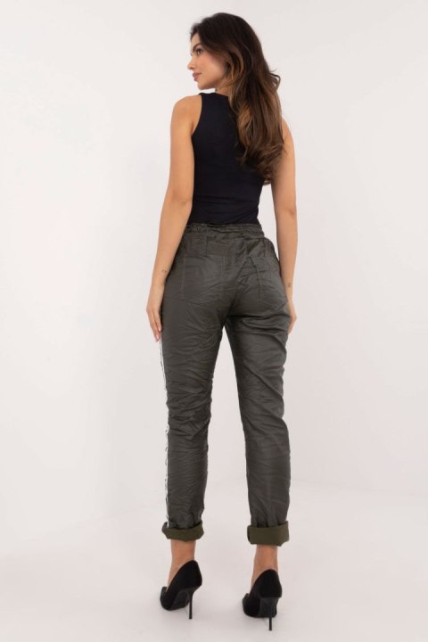 Spodnie Damskie Model DHJ-SP-21557.35 Khaki - Italy Moda Spodnie Damskie Model DHJ-SP-21557.35 Khaki - Italy Moda