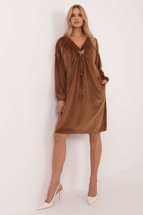 Sukienka Model DHJ-SK-19890.86P Light Brown - Italy Moda Sukienka Model DHJ-SK-19890.86P Light Brown - Italy Moda