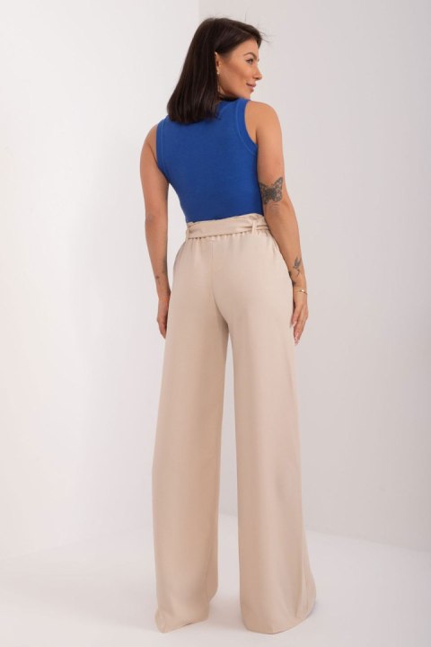 Spodnie Damskie Model WN-SP-8265.25 Light Beige - Rue Paris Spodnie Damskie Model WN-SP-8265.25 Light Beige - Rue Paris