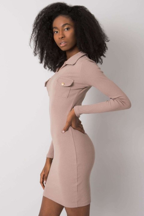 Sukienka Model RV-SK-7435.38 Dark Beige - Rue Paris Sukienka Model RV-SK-7435.38 Dark Beige - Rue Paris