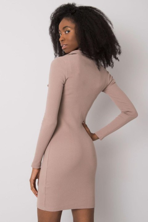 Sukienka Model RV-SK-7435.38 Dark Beige - Rue Paris Sukienka Model RV-SK-7435.38 Dark Beige - Rue Paris