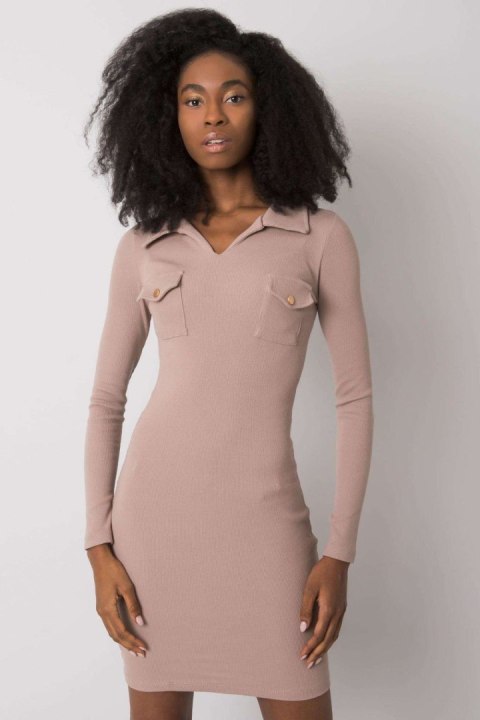 Sukienka Model RV-SK-7435.38 Dark Beige - Rue Paris Sukienka Model RV-SK-7435.38 Dark Beige - Rue Paris