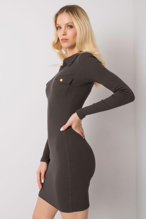 Sukienka Model RV-SK-7435.38 Dark Khaki - Rue Paris Sukienka Model RV-SK-7435.38 Dark Khaki - Rue Paris