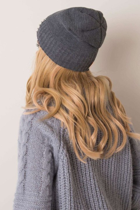Czapka Damska Model JK-CZ-13.65 Dark Grey - Rue Paris Czapka Damska Model JK-CZ-13.65 Dark Grey - Rue Paris