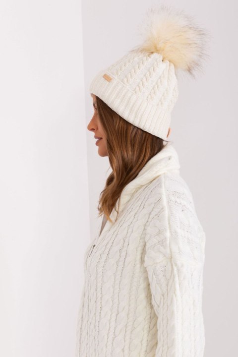 Czapka Damska Model JK-CZ-10.51 Ecru - Rue Paris Czapka Damska Model JK-CZ-10.51 Ecru - Rue Paris