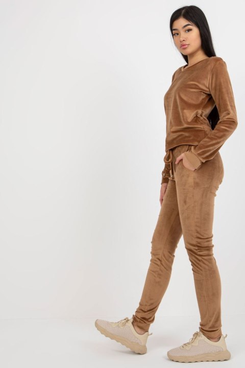 Spodnie Komplet Model RV-KMPL-6083.05 Camel - Rue Paris Hurtownia odzieży on-line, moda damska, bielizna i obuwie dla kobiet - M Spodnie Komplet Model RV-KMPL-6083.05 Camel - Rue Paris Hurtownia odzieży on-line, moda damska, bielizna i obuwie dla kobiet - M