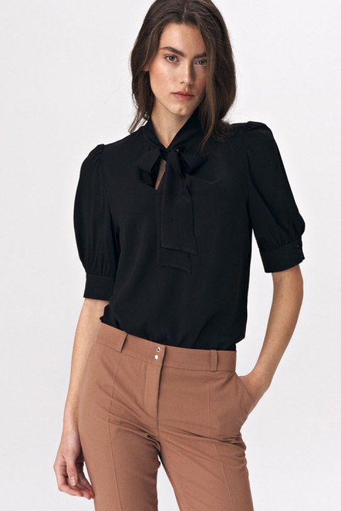 Elegancka czarna bluzka z wiązaniem na dekolcie B107 Black - Nife Elegancka czarna bluzka z wiązaniem na dekolcie B107 Black - Nife