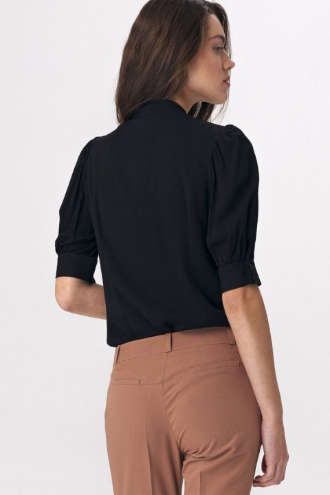 Elegancka czarna bluzka z wiązaniem na dekolcie B107 Black - Nife Elegancka czarna bluzka z wiązaniem na dekolcie B107 Black - Nife